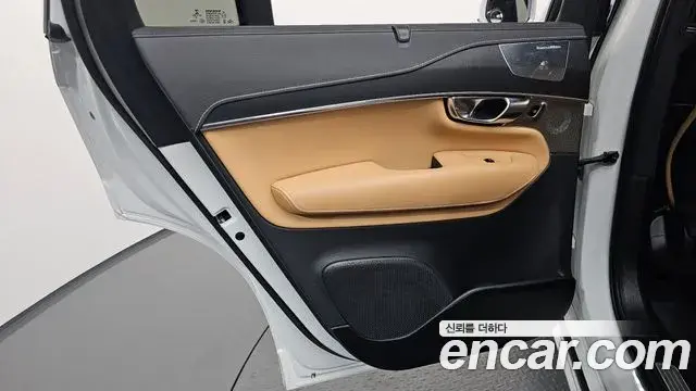 Volvo XC90 2021 — ფოტო 26/36
