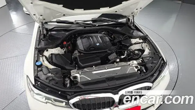 BMW 3 Series 2019 — Photo 8/31