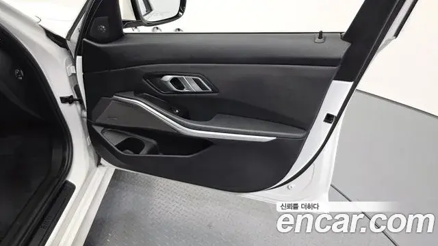 BMW 3 Series 2019 — Photo 24/31