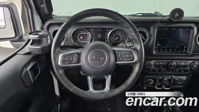 Jeep Wrangler 2022 — ფოტო 23/31