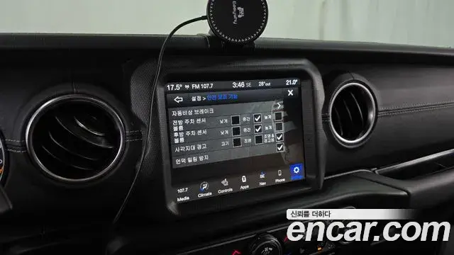 Jeep Wrangler 2022 — ფოტო 21/31