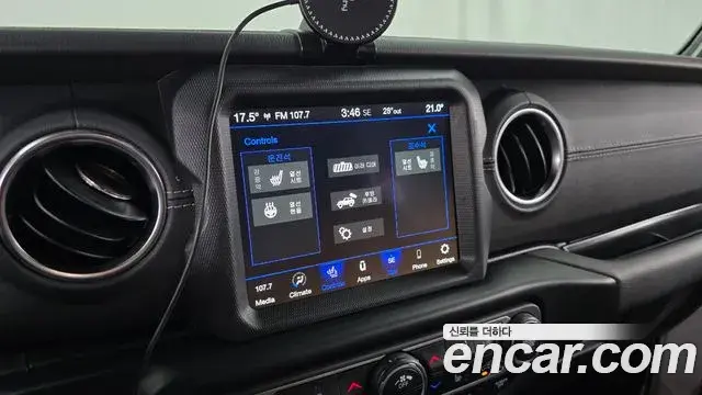 Jeep Wrangler 2022 — ფოტო 17/31