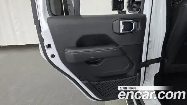 Jeep Wrangler 2022 — ფოტო 28/31