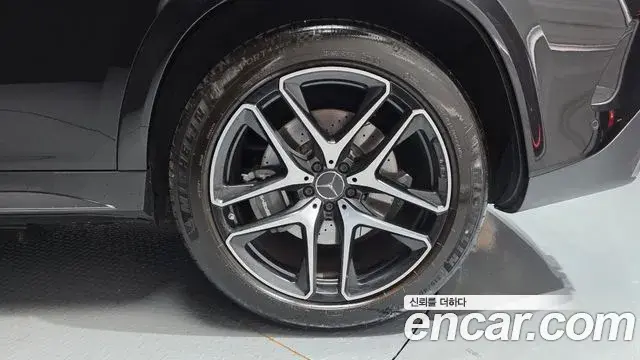 Mercedes-Benz GLE-Class 2022 — Photo 11/36