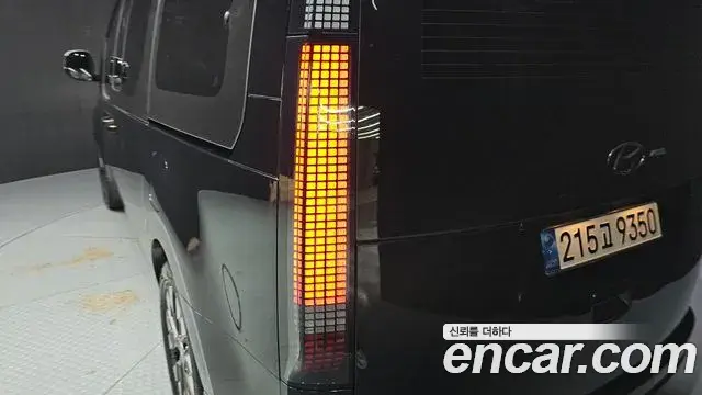 Hyundai Staria 2021 — ფოტო 2/31