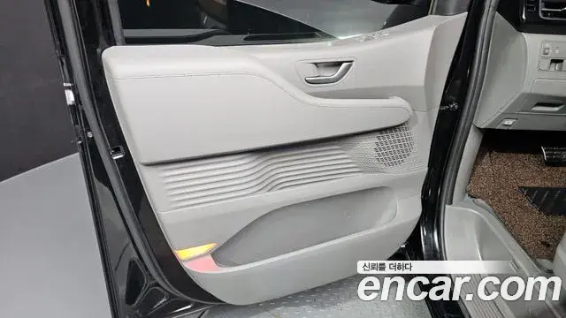 Hyundai Staria 2021 — ფოტო 8/31
