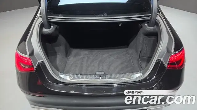 Mercedes-Benz S-Class 2021 — Photo 28/35