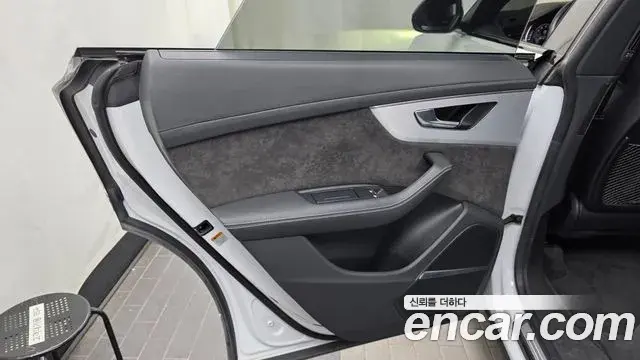 Audi Q8 2022 — Photo 19/33