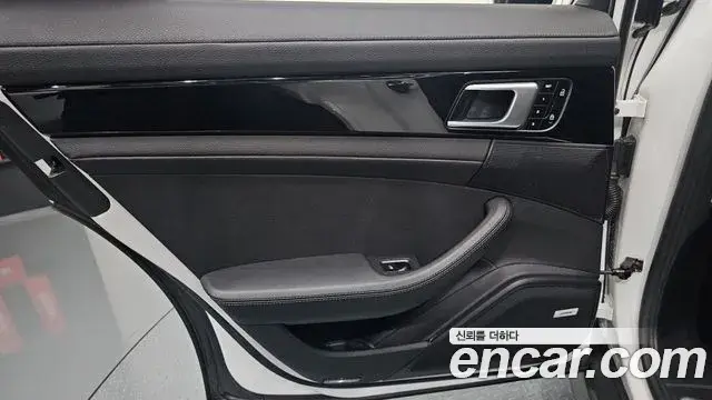 Porsche Panamera 2021 — ფოტო 16/34