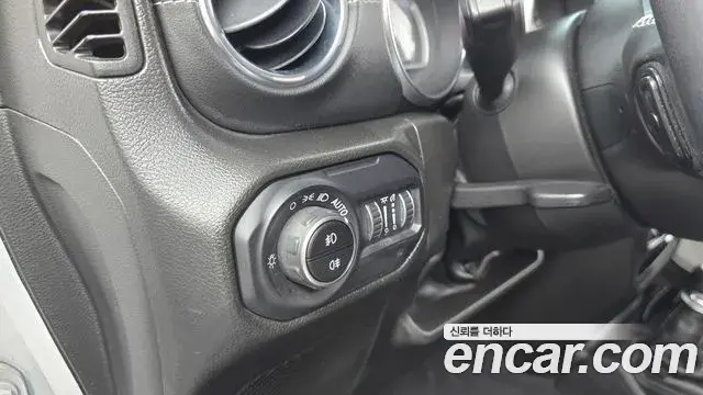 Jeep Wrangler 2023 — Фото 19/20