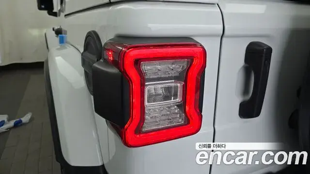 Jeep Wrangler 2023 — ფოტო 28/31