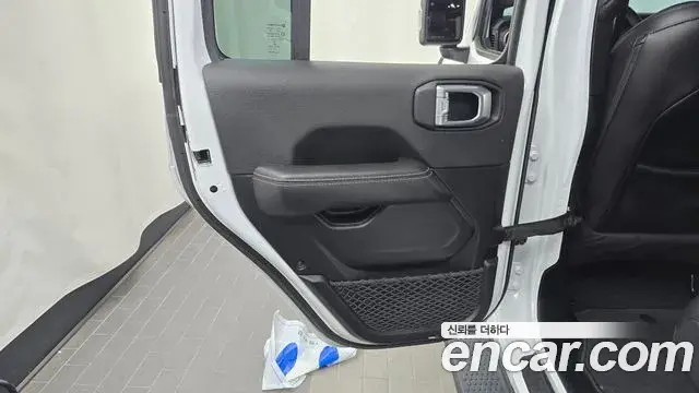 Jeep Wrangler 2023 — ფოტო 26/31