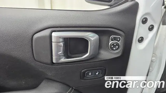 Jeep Wrangler 2023 — ფოტო 18/31