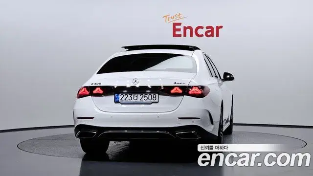 Mercedes-Benz E-Class 2024 — Photo 16/35
