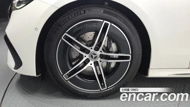 Mercedes-Benz E-Class 2024 — Photo 19/35