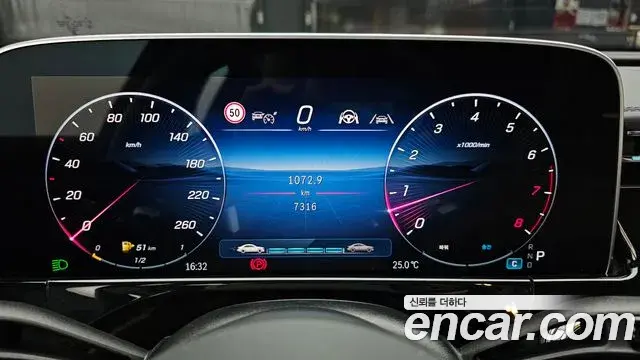 Mercedes-Benz E-Class 2024 — Photo 4/35