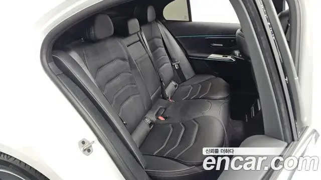 Mercedes-Benz E-Class 2024 — Photo 3/35