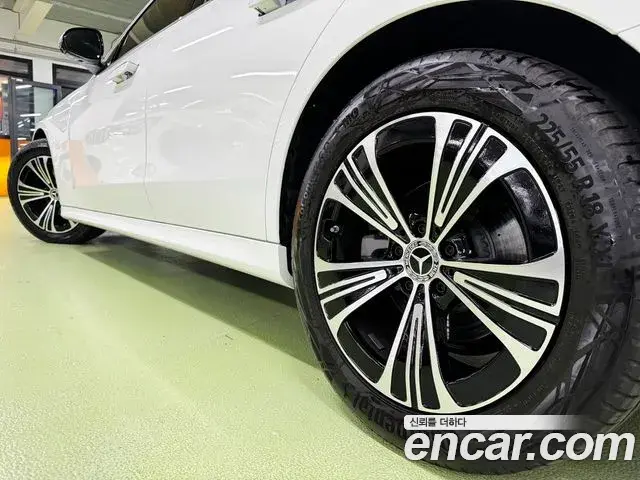 Mercedes-Benz E-Class 2025 — Фото 6/20