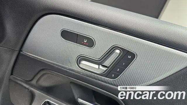 Mercedes-Benz GLB-Class 2021 — Фото 19/20