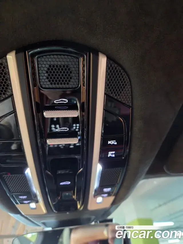 Porsche Panamera 2019 — ფოტო 13/15