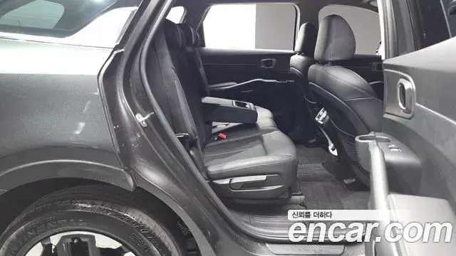 Kia Sorento 2023 — ფოტო 9/32