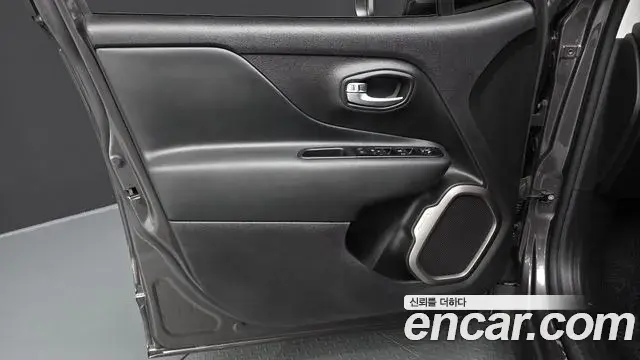 Jeep Renegade 2021 — Photo 16/32