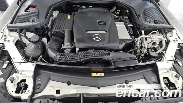 Mercedes-Benz E-Class 2020 — Photo 11/34