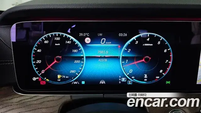 Mercedes-Benz E-Class 2020 — Photo 22/34