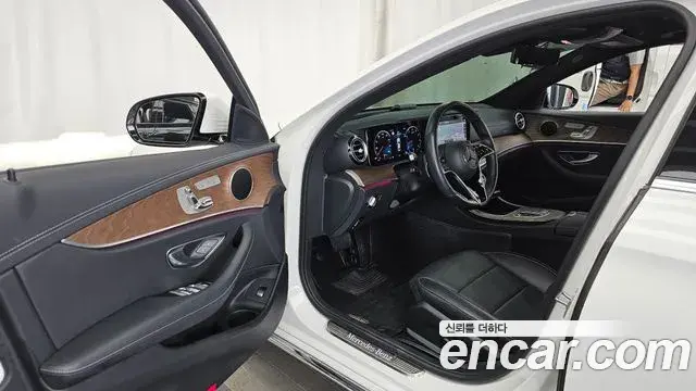 Mercedes-Benz E-Class 2020 — Photo 26/34