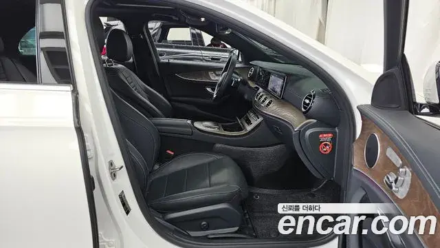 Mercedes-Benz E-Class 2020 — Photo 27/34