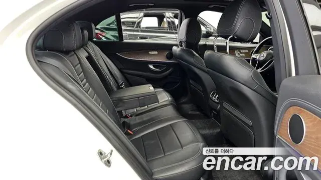 Mercedes-Benz E-Class 2020 — Photo 24/34