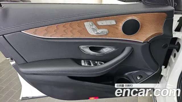 Mercedes-Benz E-Class 2020 — Photo 34/34