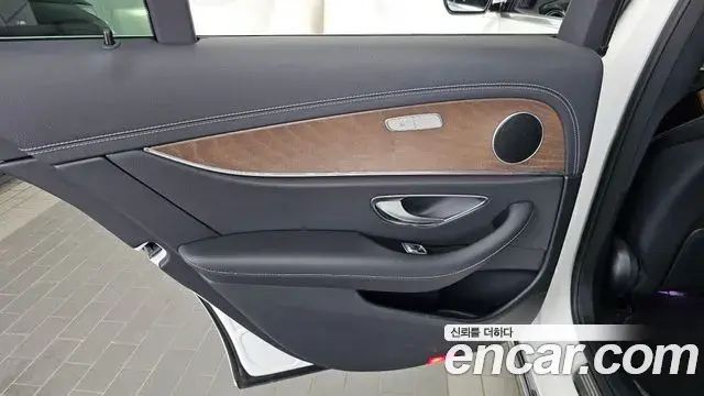 Mercedes-Benz E-Class 2020 — Photo 8/34