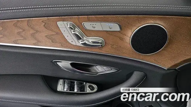 Mercedes-Benz E-Class 2020 — Photo 25/34