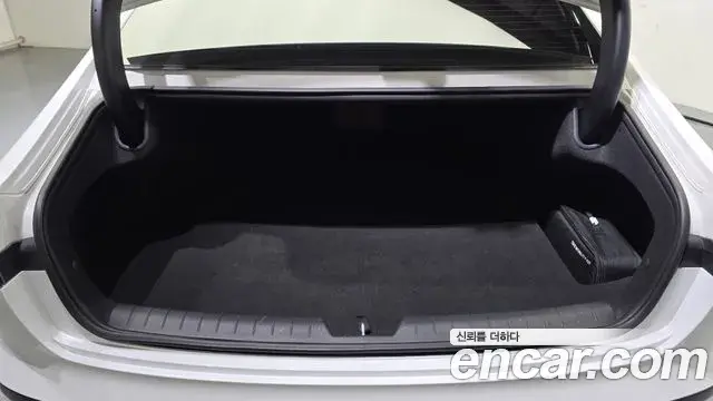 Hyundai Grandeur Hybrid 2023 — Photo 10/30