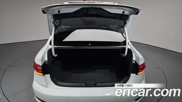 Volkswagen Jetta 2021 — Şəkil 35/36