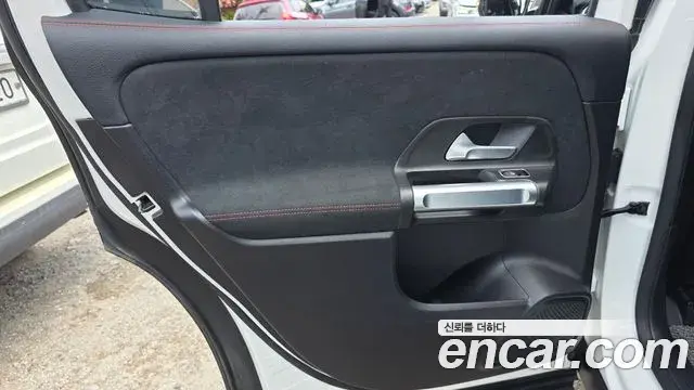 Mercedes-Benz GLB-Class 2021 — ფოტო 22/30