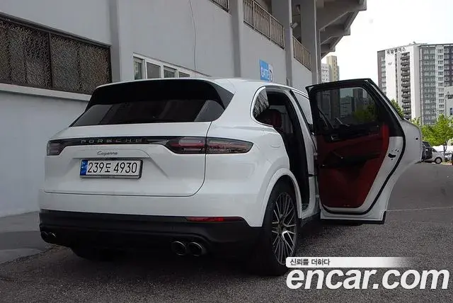 Porsche Cayenne 2023 — ფოტო 13/20