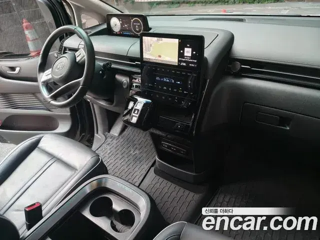 Hyundai Staria 2023 — Photo 3/7