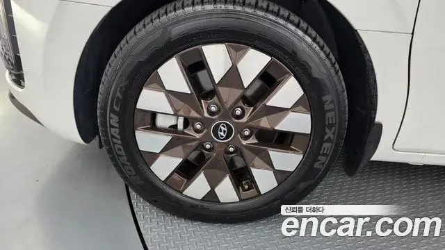 Hyundai Staria 2024 — ფოტო 15/38
