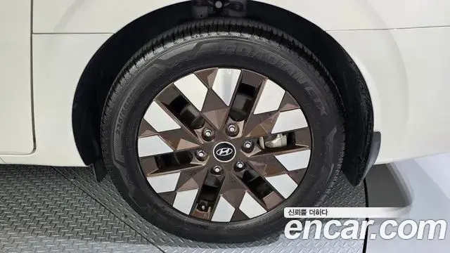 Hyundai Staria 2024 — ფოტო 34/38