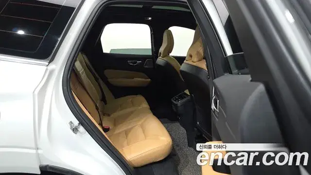 Volvo XC60 2020 — Şəkil 17/32