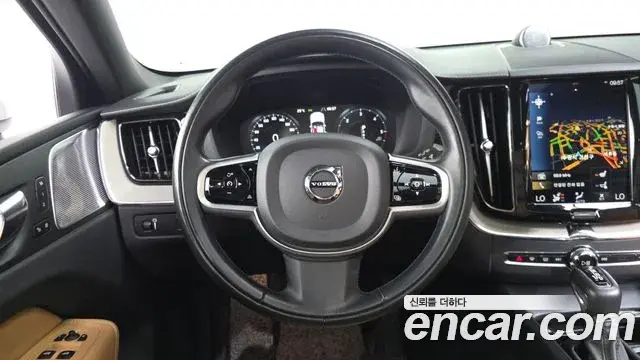 Volvo XC60 2020 — Şəkil 12/32