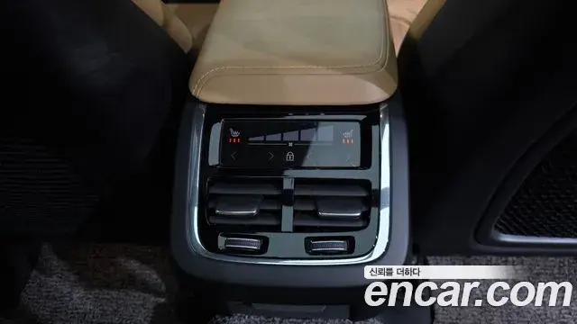 Volvo XC60 2020 — Şəkil 28/32