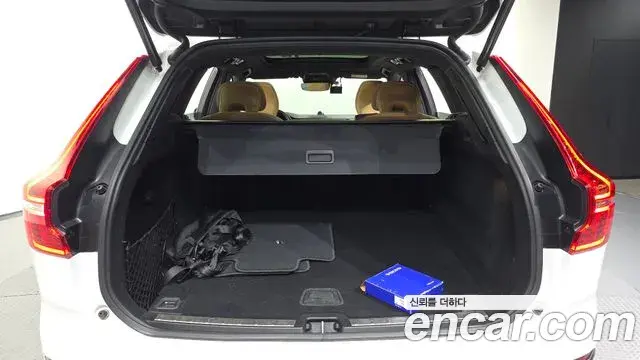 Volvo XC60 2020 — Şəkil 8/32