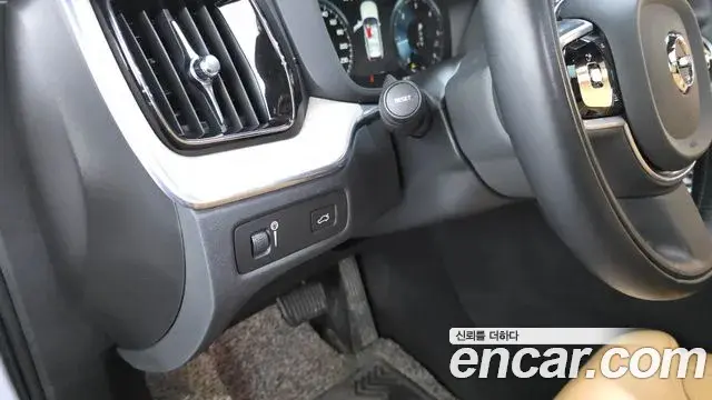 Volvo XC60 2020 — Şəkil 30/32