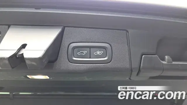 Volvo XC60 2020 — Şəkil 23/32