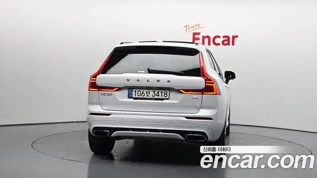 Volvo XC60 2021 — ფოტო 10/31