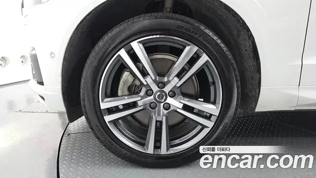 Volvo XC60 2021 — ფოტო 24/31