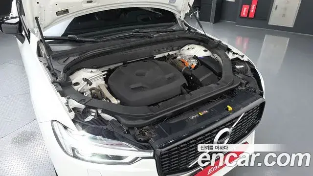 Volvo XC60 2021 — ფოტო 20/31